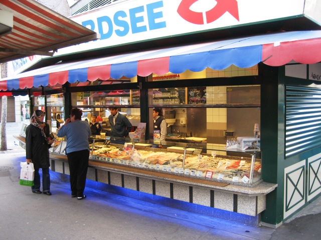 Nordsee Rochusmarkt: Fischstand mit Kunden. Frische Meeresfrüchte und Fischspezialitäten auf dem Wiener Markt.