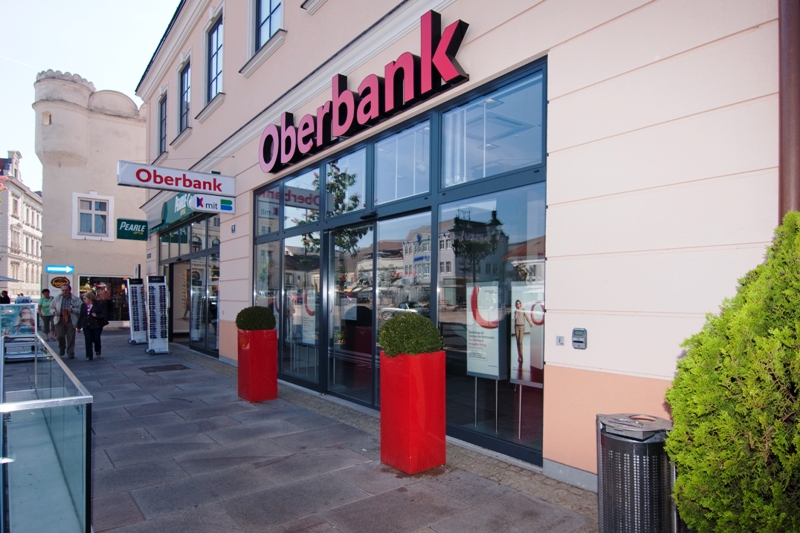 Oberbank Tulln: Filiale der Oberbank mit rotem Logo und Schaufenstern in Tulln an der Donau.
