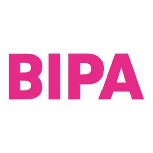 BIPA Logo in leuchtendem Pink auf weißem Hintergrund. Markantes und modernes Design.