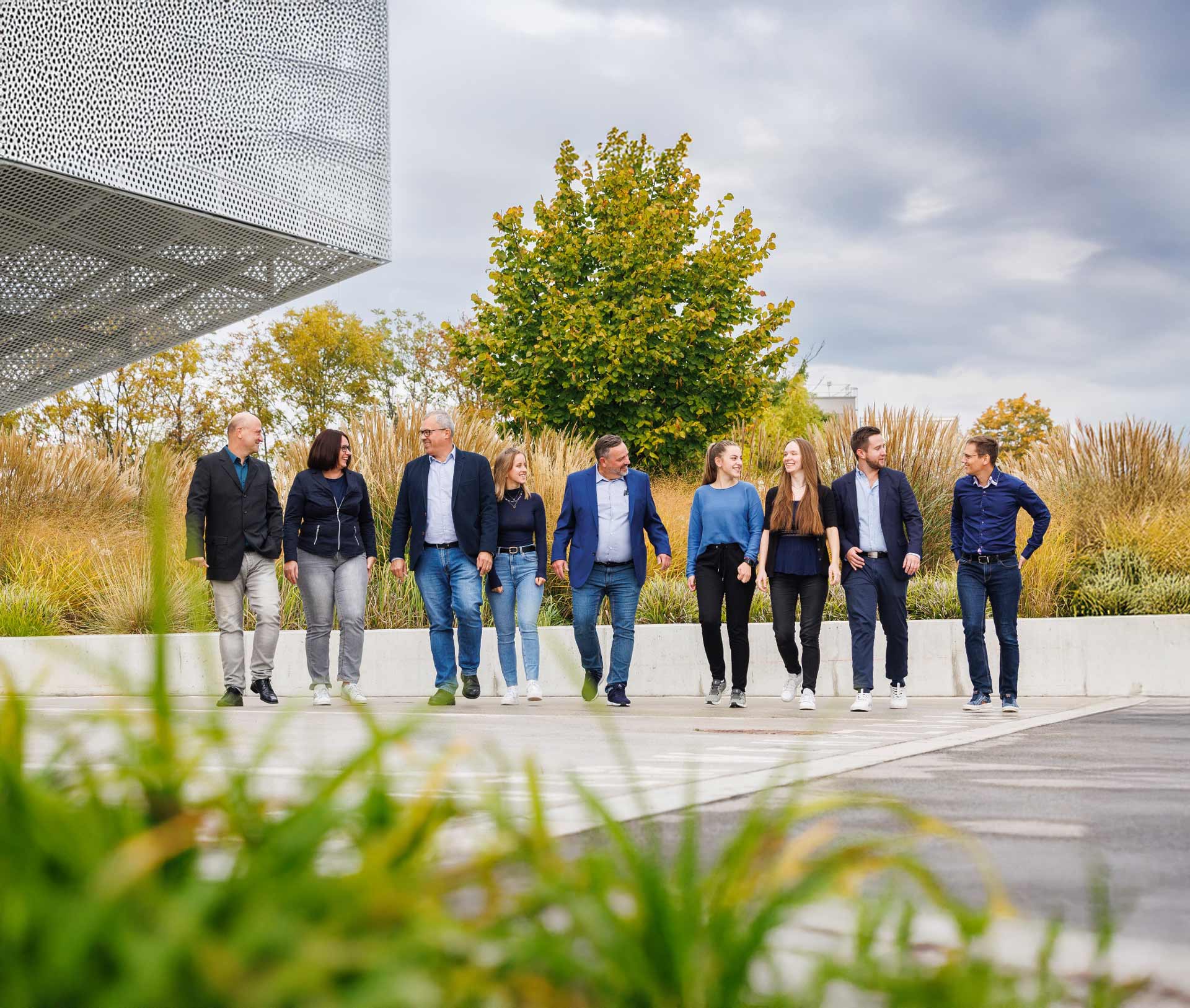 Tulzer und Osterauer Team in Formation gehend am Firmengelände