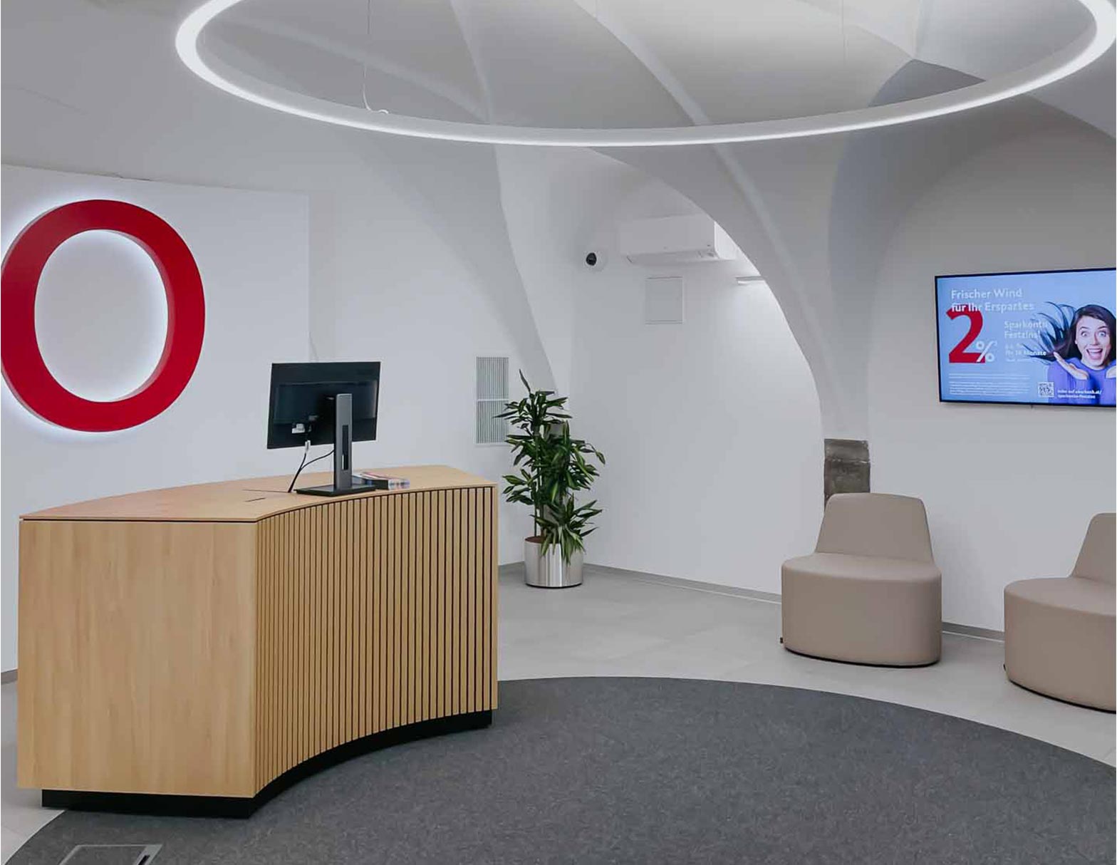 Oberbank Waidhofen/Ybbs: Innenansicht mit Empfangstresen, Kreis-Logo und Wartebereich. Moderne Bankfiliale.